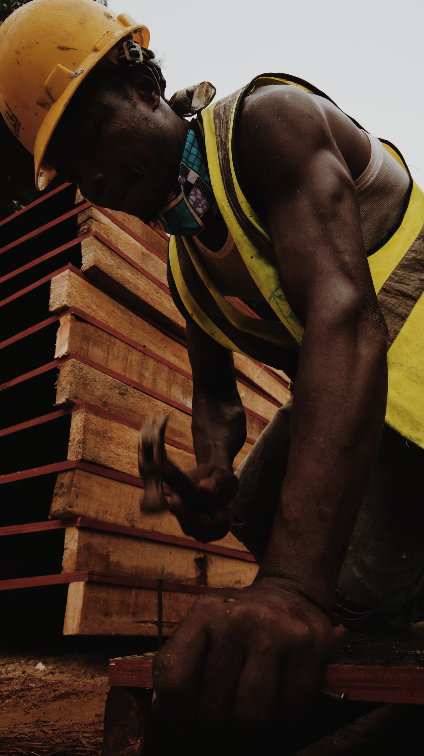 Professionnel gabonais travaillant le bois avec les équipements de protection adaptés